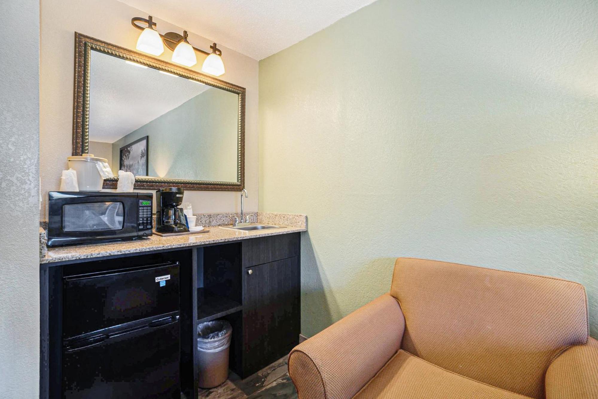 Hotel Super 8 By Wyndham Mt. Pleasant Mount Pleasant Esterno foto